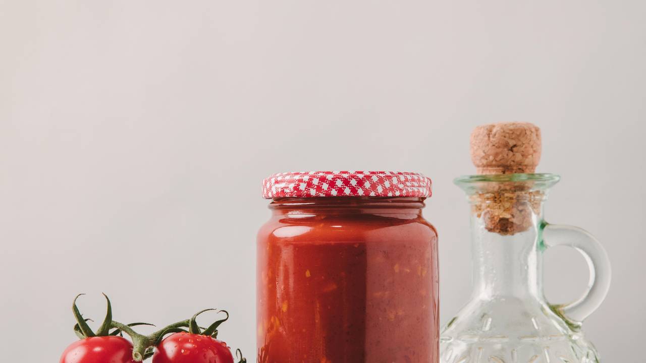 Os 3 ingredientes essenciais para um molho de tomate rápido e saboroso.