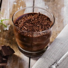 Deixar a mousse gelar algumas horas garante consistência ideal para servir.