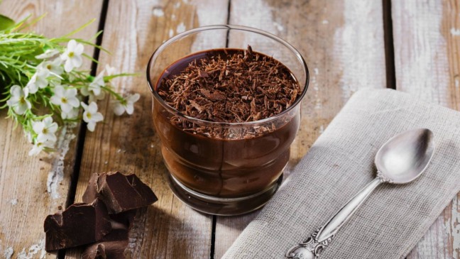 Deixar a mousse gelar algumas horas garante consist&ecirc;ncia ideal para servir.