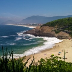 Praia do Sossego brilha como a joia sustentável de Niterói e orgulho da Bandeira Azul // Créditos: Wikipedia / Wikimedia Commons