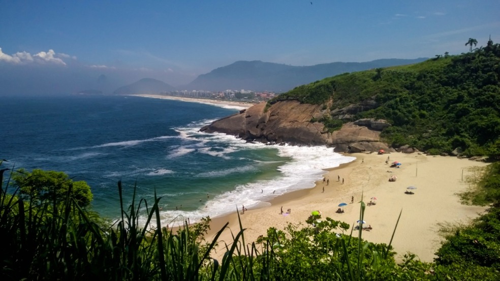 Praia do Sossego brilha como a joia sustentável de Niterói e orgulho da Bandeira Azul // Créditos: Wikipedia / Wikimedia Commons Praia do Sossego brilha como a joia sustentável de Niterói e orgulho da Bandeira Azul // Créditos: Wikipedia / Wikimedia Commons