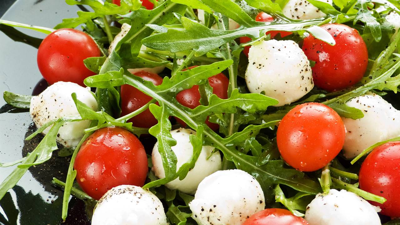 Cores variadas no prato indicam diversidade de ingredientes e mais nutrientes.