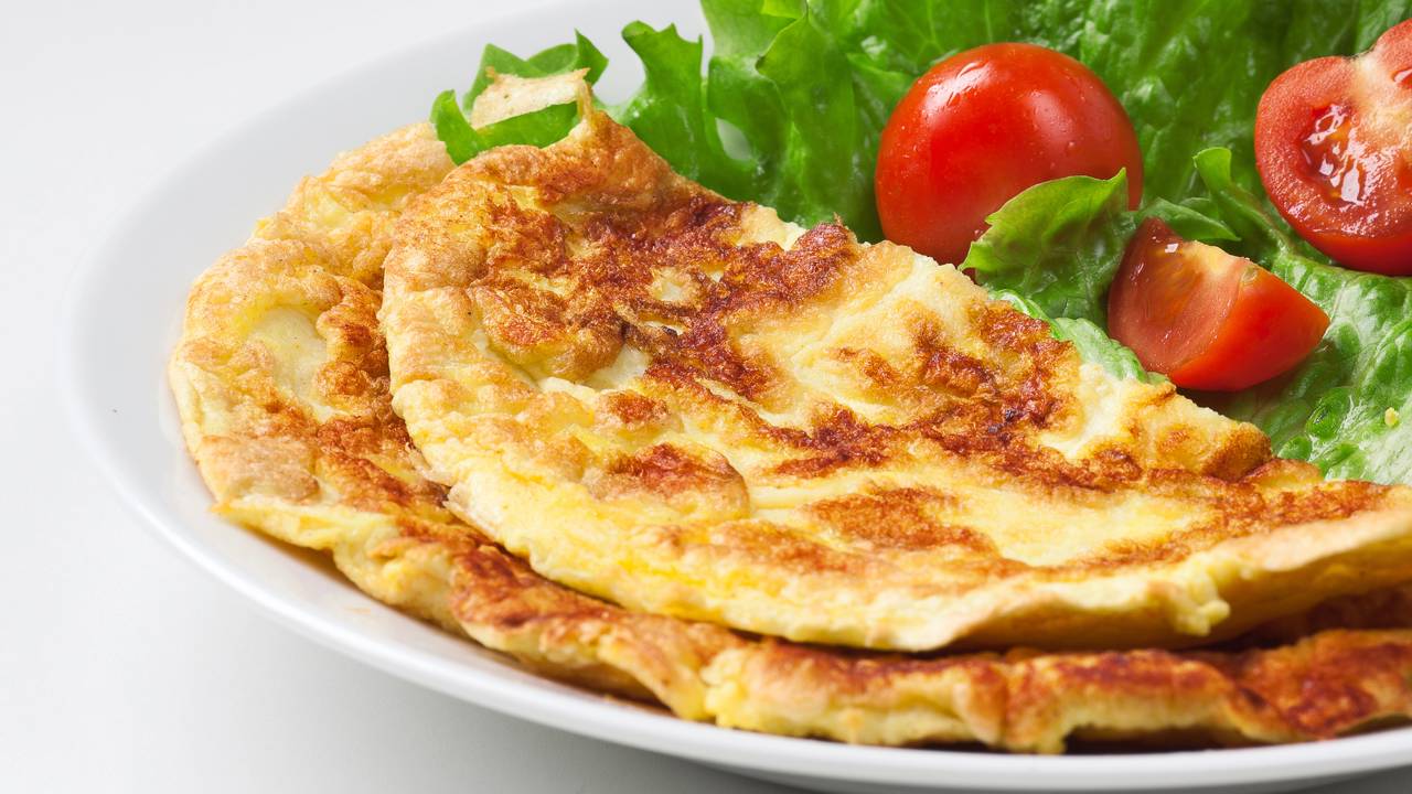 Omelete simples e cremosa sai dourada por fora e macia por dentro e deixa qualquer refeição mais especial.