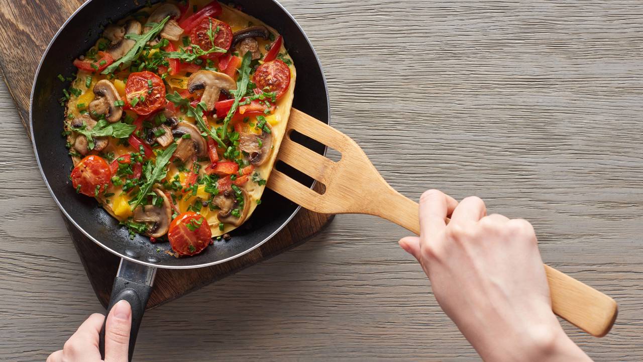 Omelete simples e cremosa pronta com interior leve e cremoso.