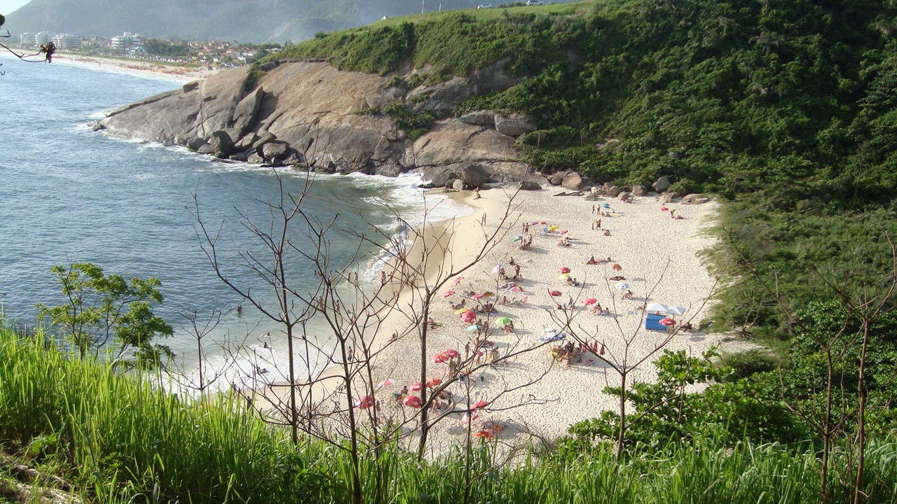 A 30 minutos de Niterói, a praia que ostenta 5 selos internacionais e espera por um bate e volta inesquecível
