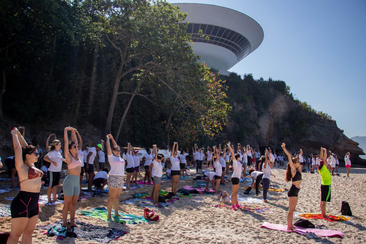 Niterói celebra Dia Mundial do Yoga com aula gratuita
