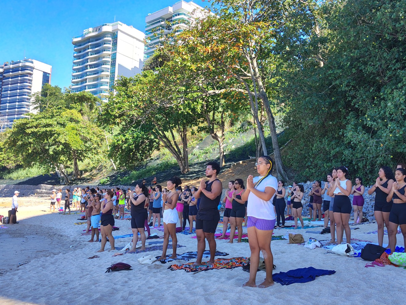 Niterói celebra Dia Mundial do Yoga com aula gratuita
