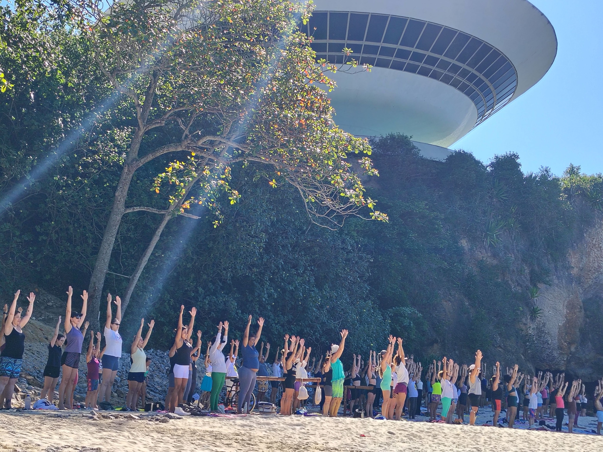 Niterói celebra Dia Mundial do Yoga com aula gratuita
