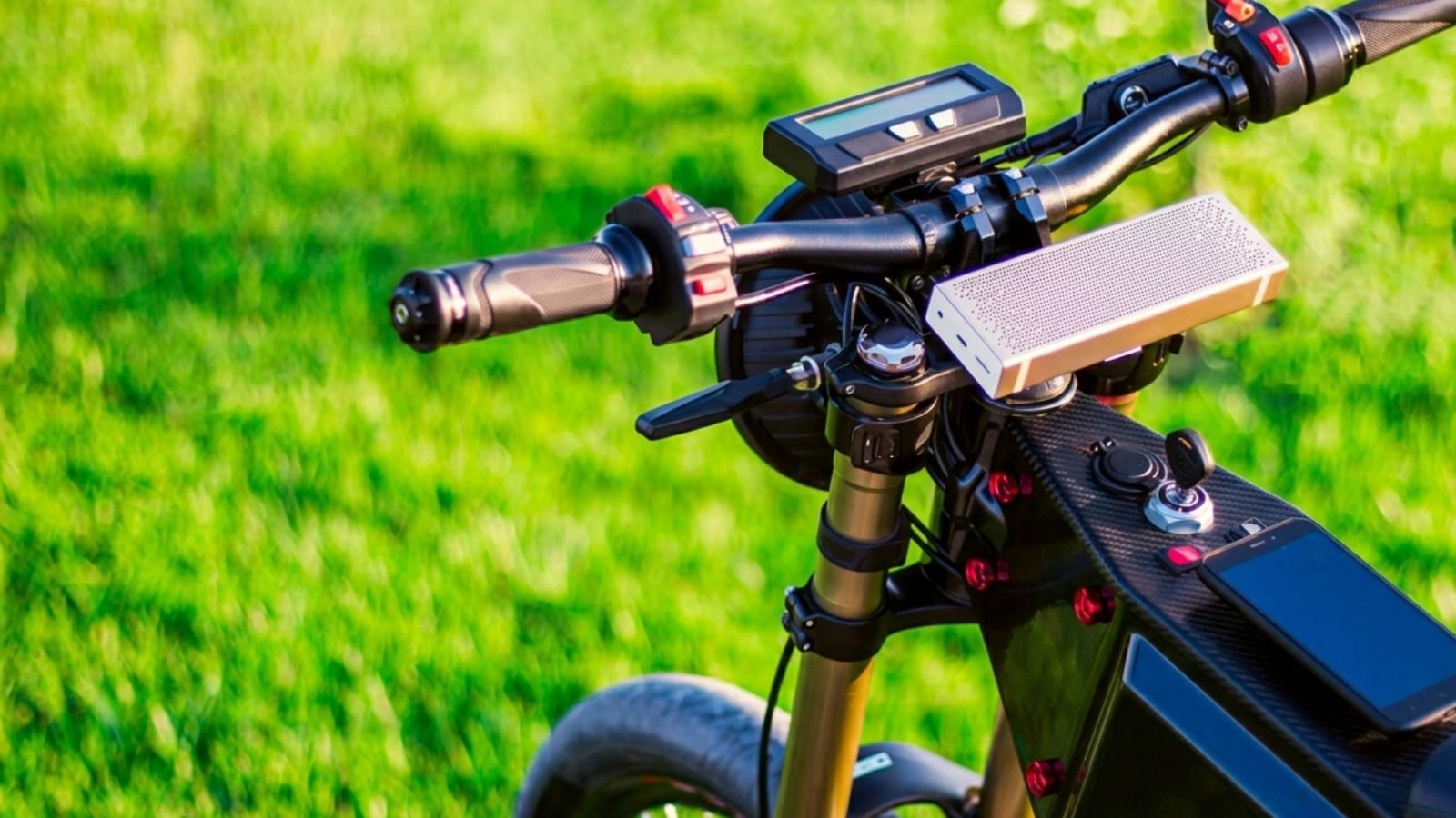 Debate sobre novas regras para bicicletas elétricas cresce nas cidades brasileiras e pode alterar a forma como jovens utilizam esse meio de transporte no dia a dia